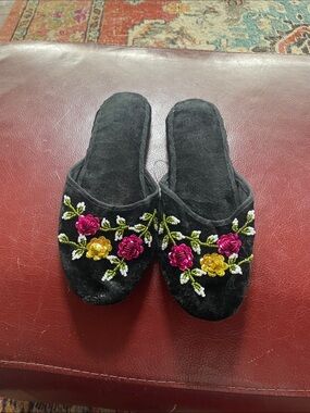 Very Pretty Black Embroidered with beads Floral Slip-On Women’s Slippers, Size 7
